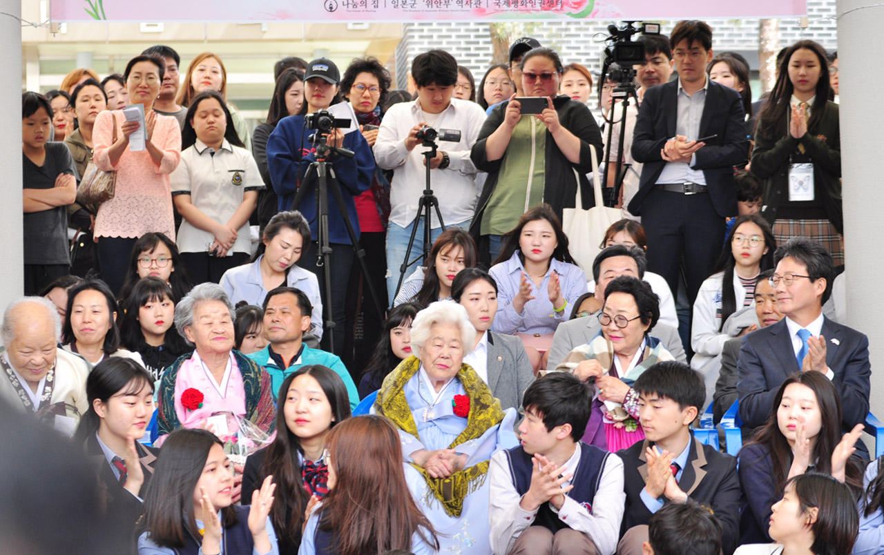 경기도 광주 나눔의 집에서 열린 일본군 위안부 피해자 할머니 효(孝)잔치에 참석한 할머니들과 유승민 후보