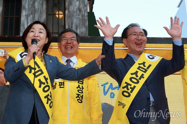 심상정 '노회찬은 제 남편이 아닙니다' 6일 오후 서울 강남역 부근에서 남편 이승배씨(가운데)와 함께 유세하던 심상정 정의당 후보가 노회찬 의원을 소개하고 있다. 심 후보는 오랜 정치적 동지인 노 의원을 '남편'으로 오해하는 사람들이 많다며, 오늘 진짜 남편이 누구인지 알리게 되었다고 소개하자 모두 웃음을 터뜨리고 있다.