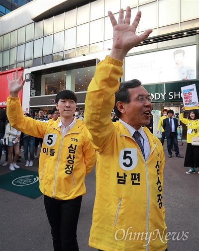 심상정 후보 지지 부탁하는 남편과 아들 심상정 정의당 후보의 남편 이승배, 아들 이우균씨가 6일 오후 서울 강남역 부근에서 시민들에게 지지를 부탁하고 있다.