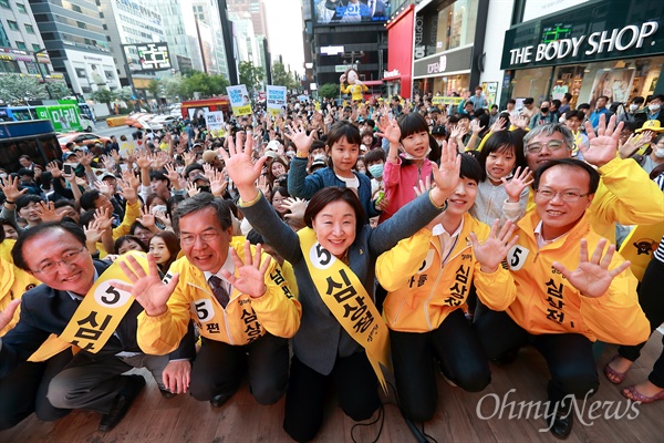 남편, 아들과 함께 유세하는 심상정 후보 심상정 정의당 후보가 6일 오후 서울 강남역 부근에서 남편 이승배, 아들 이우균씨와 함께 유세를 하고 있다.