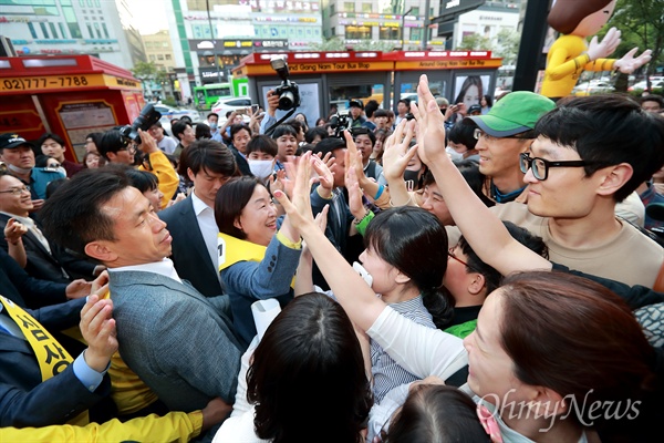 하이파이브하는 심상정 후보 심상정 정의당 후보가 6일 오후 서울 강남역 부근에서 시민들과 하이파이브를 하며 지지를 부탁하고 있다.