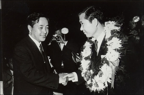 1970년 9월 신민당 임시전당대회에서 7대 대선 후보로 지명된 김대중과 이를 축하하는 김영삼. 