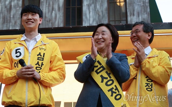 연설하는 아들 응원하는 심상정 후보 부부 심상정 정의당 후보 아들 이우균씨가 6일 오후 서울 강남역에서 열린 유세에서 연설을 하는 가운데 심 후보와 남편 이승배씨가 박수를 치며 격려하고 있다.