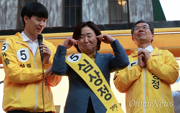 아들 이야기에 '눈물' 시늉으로 공감하는 심상정 후보 심상정 정의당 후보 아들 이우균씨가 6일 오후 서울 강남역에서 열린 유세에서, 일 마치고 늦게 데릴러 오는 엄마를 마지막까지 남아서 기다리던 상황을 설명하며 워킹맘에 대한 국가의 책임을 이야기 하자 심 후보가 눈물 흘리는 시늉을 하며 공감하고 있다. 심 후보 오른쪽은 남편 이승배씨.