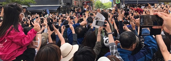 인천 구월동 유세장에 도착한 문재인 후보를 지자자들이 환호하며 휴대폰 카메라에 담기 위해 안간 힘을 쓰고 있다.