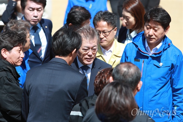 산불 이재민 위로하는 문재인 후보 더불어민주당 문재인 대선후보가 7일 오전 강릉 성산초등학교에 산불로 긴급 대피해 있는 이재민들을 위로하고 있다. 