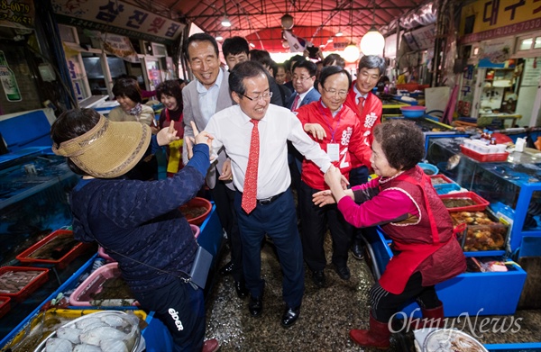 자유한국당 홍준표 후보가 7일 오후 경남 창원 마산어시장을 방문해 상인들과 인사를 하고 있다. 