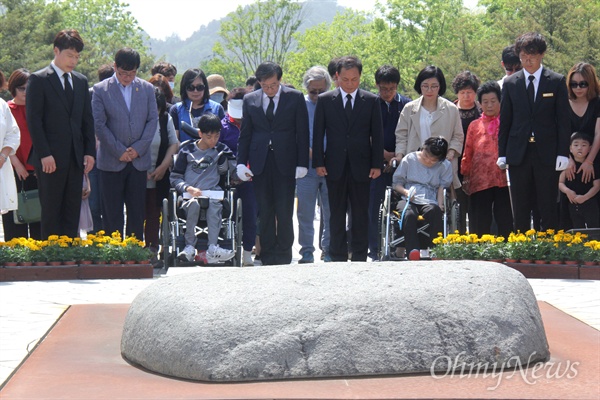박원순 서울특별시장이 7일 오후 김해 봉하마을을 찾아 고 노무현 전 대통령 묘소를 참배했다.