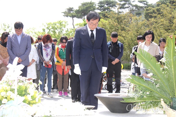 박원순 서울특별시장이 7일 오후 김해 봉하마을을 찾아 고 노무현 전 대통령 묘소를 참배했다.