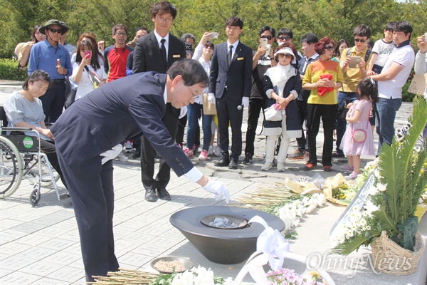 박원순 서울특별시장이 7일 오후 김해 봉하마을을 찾아 고 노무현 전 대통령 묘소를 참배했다.