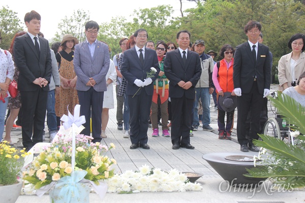 박원순 서울특별시장이 7일 오후 김해 봉하마을을 찾아 고 노무현 전 대통령 묘소를 참배했다.
