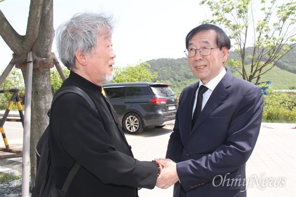 박원순 서울특별시장이 고 노무현 전 대통령 묘소 참배를 위해 7일 오후 김해 봉하마을을 방문했다가 배우 명계남씨를 만나 인사를 나누고 있다.