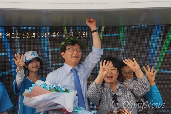 유승민 바른정당 대선후보가 7일 오후 대구 동성로에서 유세를 마친 후 지지자들로부터 월계관을 받고 손을 들어 인사하고 있다.