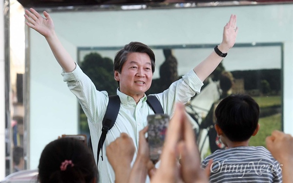 국민의당 안철수 대선 후보가 7일 서울 잠실역 앞에서 열린 유세에서 두 팔을 들어 시민들의 호응에 답하고 있다.