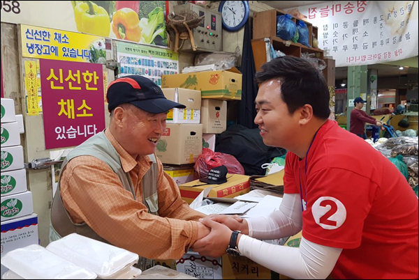 홍준표 자유한국당 대선후보의 아들인 홍정식씨가 시장을 방문해 상인들과 인사를 하고 있다.