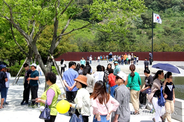 경남 김해 봉하마을에 5월 들어 많은 참배객들이 몰려들고 있다.