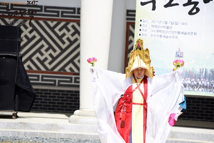  제1회 황산벌 계백장군과 오천 결사대 추모공연 개최. 추모공연에서 나비춤을 선보이고 있다. 