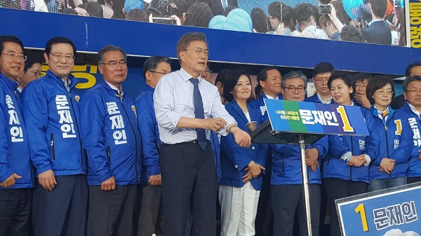 문재인 후보가 광주 송정역에서 유세를 하고 있다.