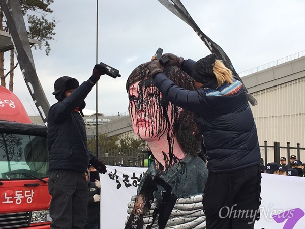  11일 오후 문화예술인들이 정부세종청사 문화체육관광부 앞에 모여 조윤선 장관 모형에 '검은' 먹물을 뿌리는 퍼포먼스를 진행하고 있다. 