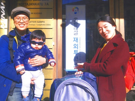 핀란드에 거주하는 최원석 씨는 아내 김아연 씨와 아이를 데리고 18시간 동안 기차를 타고 한국 대사관이 있는 헬싱키를 찾았다. 최 씨는 나중에 아이와 함께 투표한 경험을 나누고 싶다고 말했다.