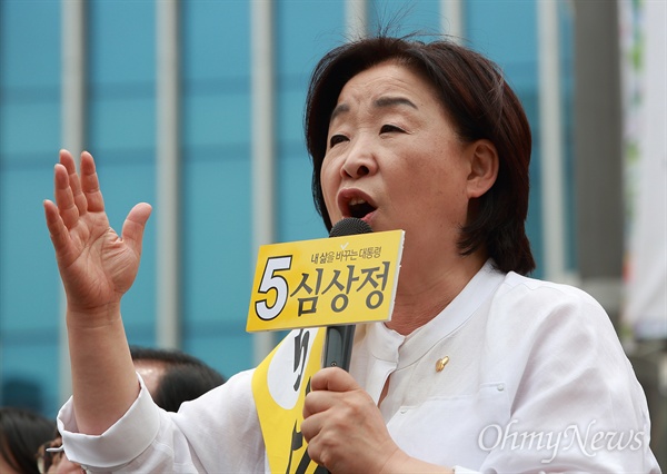 2017년 대선 당시 심상정 정의당 후보. 사진은 2017년 5월 8일 오후 서울 신촌에서 ‘심상정X촛불시민과 함께 하는 12시간 필리버스킹’ 유세를 하고 있는 모습.
