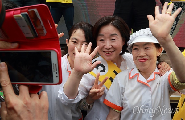 심상정 정의당 후보가 8일 오후 서울 신촌에서 ‘심상정X촛불시민과 함께 하는 12시간 필리버스킹’ 유세를 하며 시민들과 기념촬영을 하고 있다.