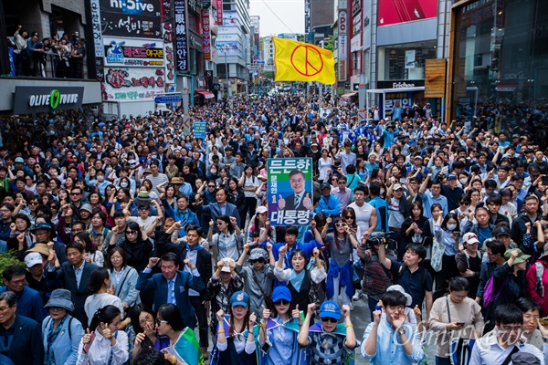 더불어민주당 문재인 후보가 8일 오후 부산 부산진구 서면에서 유세를 펼치고 있다. 