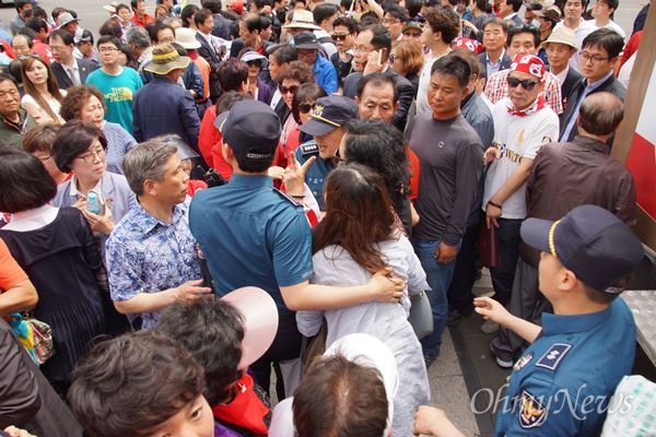 8일 오후 대구 반월당 동아쇼핑 앞에서 열린 홍준표 자유한국당 후보 유세 현장에서 홍 후보가 지지자들 속으로 들어간 뒤 한 중년여성이 흉기를 꺼내려다 체포됐다. 
