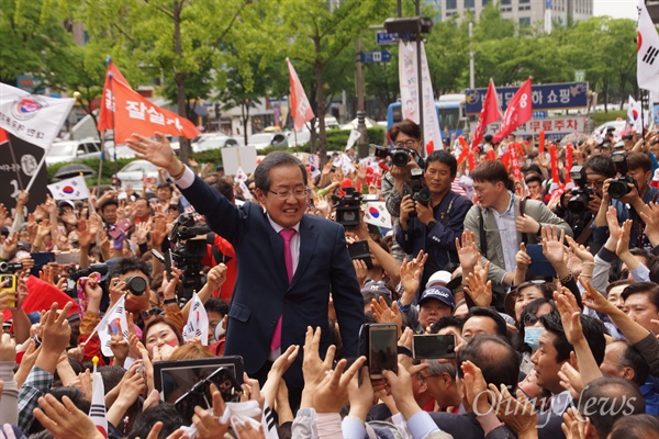 홍준표 자유한국당 대선후보가 8일 오후 대구 중구 반월당에서 유세를 마친 후 지지자들 중간에서 손을 들어 흔들고 있다.