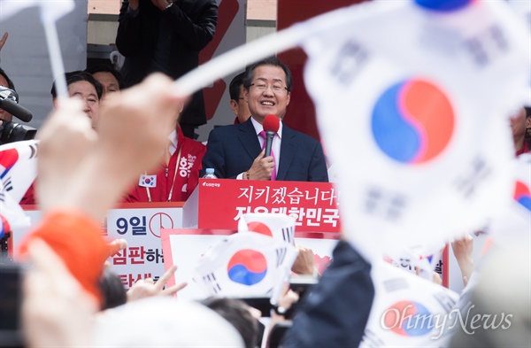 자유한국당 홍준표 후보가 지난 5월 8일 오전 부산시 부산역 광장에서 유세를 펼치고 있다. 