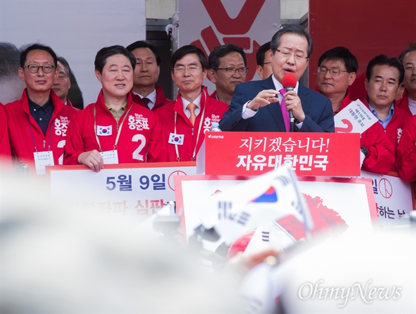 자유한국당 홍준표 후보가 2017년 5월 8일 오전 부산시 부산역 광장에서 유세를 펼치고 있다. 