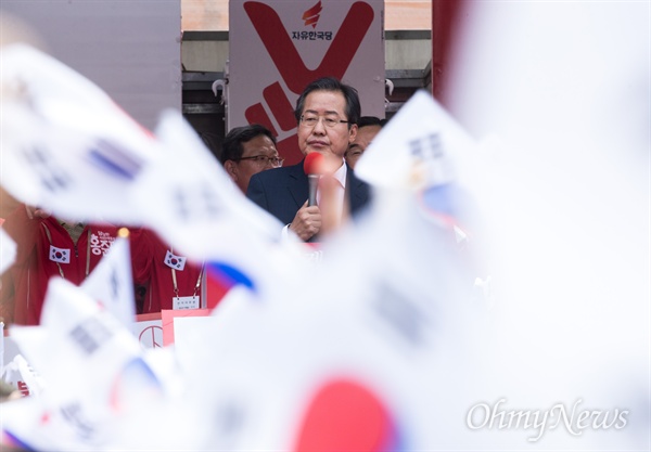 자유한국당 홍준표 후보가 8일 오전 부산시 부산역 광장에서 유세를 펼치고 있다. 