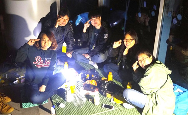 부정선거감시단체인 '시민의눈' 회원들이 사전투표함을 지키기 위해 선거관리사무소 앞에서 밤에도 모여 있다.