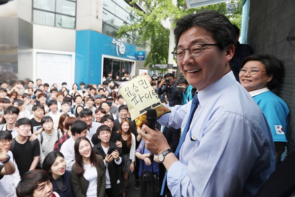 8일 오후 서울 고려대학교 앞에서 바른정당 유승민 대선후보가 거리 유세 도중 과자를 선물 받고 기뻐하고 있다. 2017.5.8
