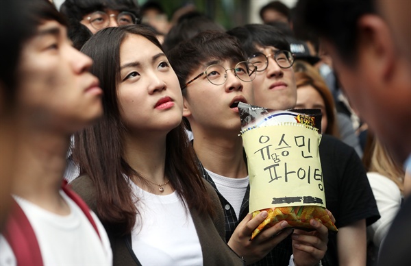 8일 오후 서울 고려대학교 앞에서 학생들이 바른정당 유승민 대선후보의 거리 유세를 듣고 있다. 2017.5.8