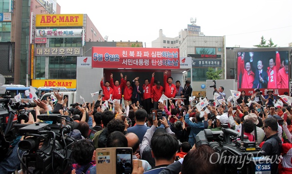 자유한국당 홍준표 후보가 공식선거운동 마지막 날인 8일 오후 대전 중구 으능정이 거리에서 유세를 하고 있다.