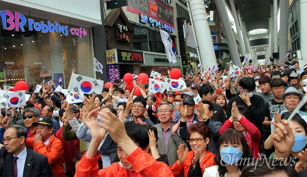 자유한국당 홍준표 후보가 공식선거운동 마지막 날인 8일 오후 대전 중구 으능정이 거리에서 유세를 펼치자 지지자들이 환호하고 있다.