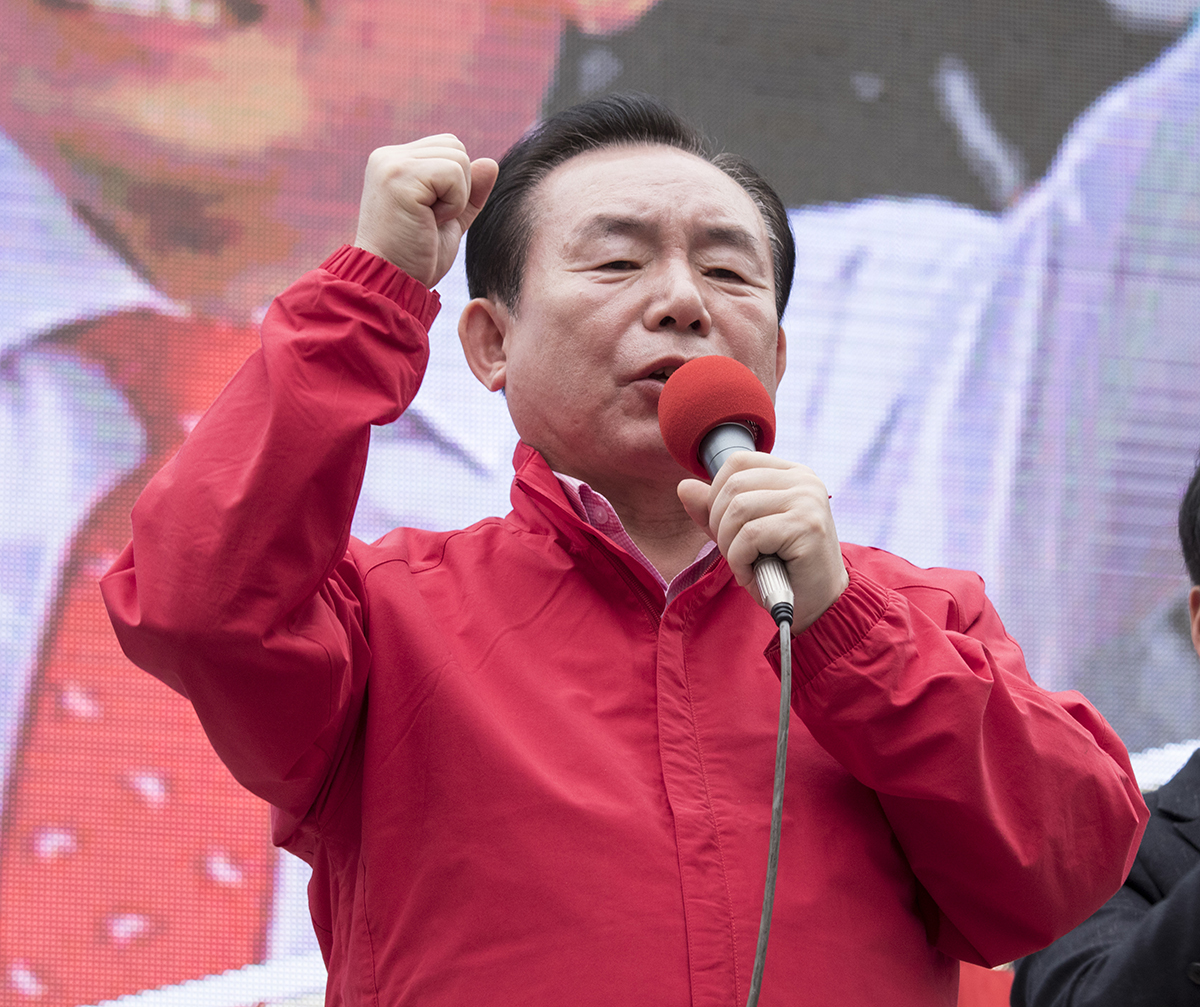  자유한국당 홍준표 후보가 8일 오후 충남 천안시 아라리오 광장에서 유세전을 가진 가운데 이인제 중앙선거대책위원장이 지지발언을 하고 있다.  