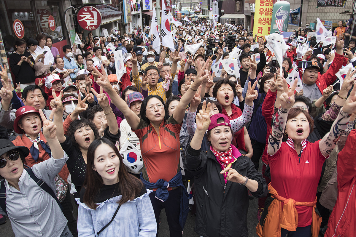  자유한국당 홍준표 후보가 8일 오후 충남 천안시 아라리오 광장에서 유세전을 가진 가운데 지지자들이 홍준표를 연호하고 있다. 