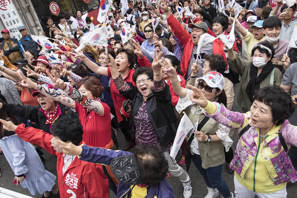  자유한국당 홍준표 후보가 8일 오후 충남 천안시 아라리오 광장에서 유세전을 가진 가운데 지지자들이 홍준표를 연호하고 있다. 
