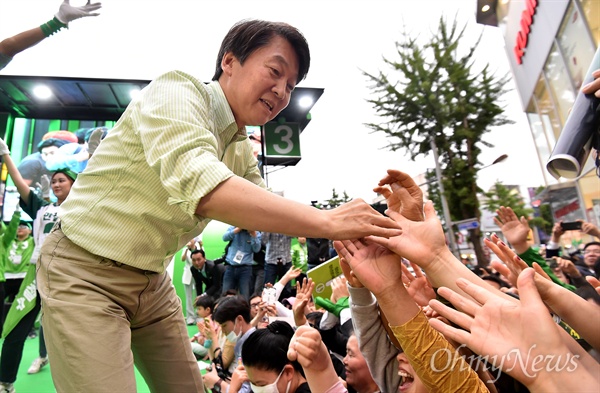  안철수 국민의당 대선 후보가 8일 오후 대전광역시 동구 중앙대로 문화의 거리에서 열린 집중유세를 마치고 시민들과 악수를 하며 지지를 호소하고 있다. 