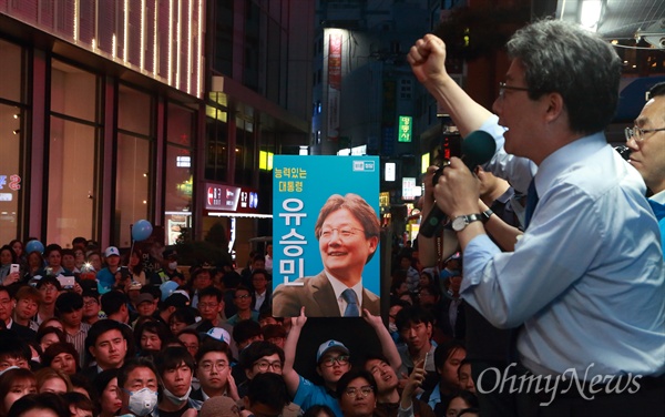 '소신투표' 호소하는 유승민 후보 유승민 바른정당 후보가 8일 오후 서울 명동거리에서 자신에게 투표하는 것이 사표가 되지 않는다며 유권자들에게 ’소신투표’를 호소했다.