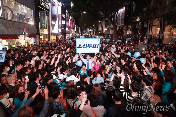 '소신투표' 호소하는 유승민 후보 유승민 바른정당 후보가 8일 오후 서울 명동거리에서 자신에게 투표하는 것이 사표가 되지 않는다며 유권자들에게 ’소신투표’를 호소했다.