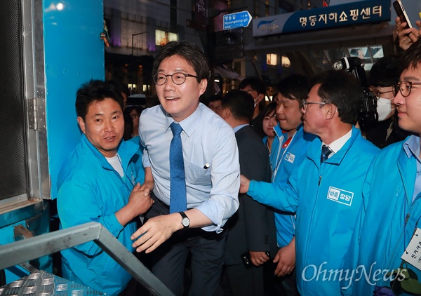 유승민 바른정당 후보가 8일 오후 서울 명동거리에서 유세를 하기 위해 연단에 올라가고 있다.