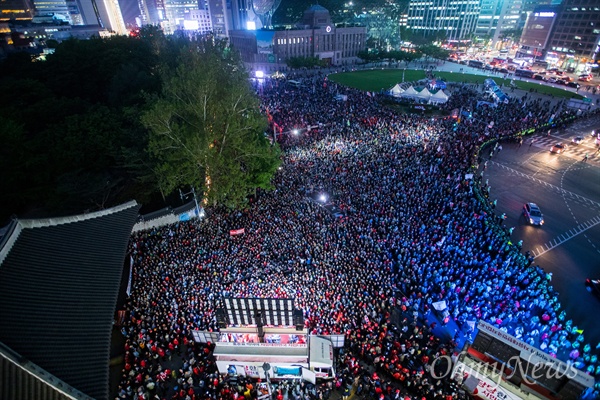  8일 오후 서울 중구 대한문 앞에서 열린 자유한국당 홍준표 후보의 유세장에 지지자들이 가득차 있다. 