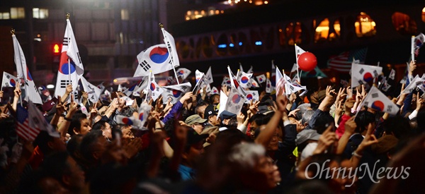   자유한국당 홍준표 후보가 8일 오후 서울 중구 대한문 앞에서 유세를 펼치자 지지자들이 환호하고 있다. 