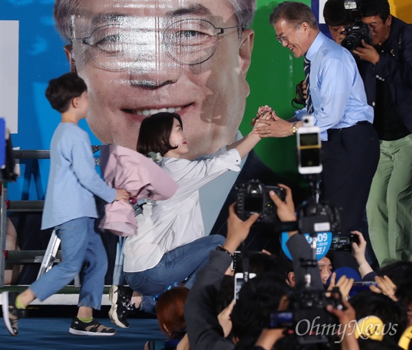 2017년 5월 8일 서울 광화문광장에서 열린 문재인 더불어민주당 대선후보 집중유세에 깜짝등장한 딸 다혜씨가 카네이션을 문 후보에게 선물하고 있는 모습. 