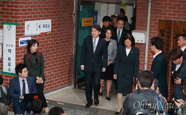 투표 마치고 나오는 안철수 후보 가족 안철수 국민의당 후보가 부인 김미경, 딸 안설희씨와 함께 9일 오전 서울 노원구 극동늘푸른아파트 경로당에 마련된 상계1동 제7투표소에서 투표한 뒤 나오고 있다.