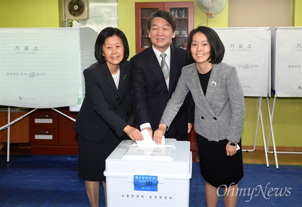 [오마이포토] 투표하는 안철수 후보 가족 