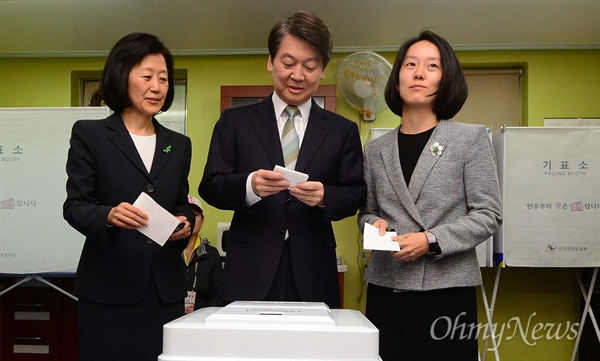 투표하는 안철수 후보 가족 안철수 국민의당 후보가 부인 김미경, 딸 안설희씨와 함께 9일 오전 서울 노원구 극동늘푸른아파트 경로당에 마련된 상계1동 제7투표소에서 투표하고 있다.